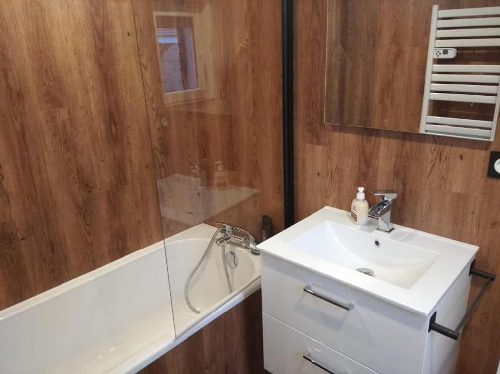Sejour Au Jardin De Cupidon Avec Jacuzzi Et Sauna Balbigny Εξωτερικό φωτογραφία